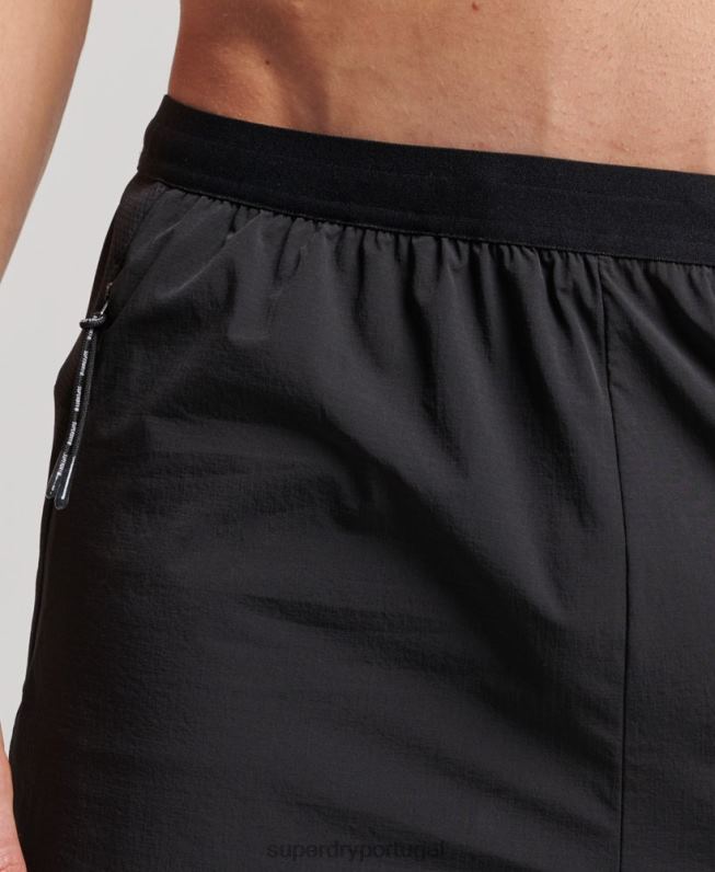 calções híbridos de trem homens preto roupas Superdry 2208H292