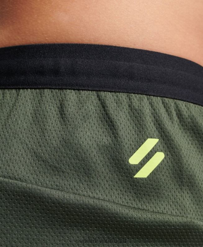 calções híbridos de trem homens verde roupas Superdry 2208H1412