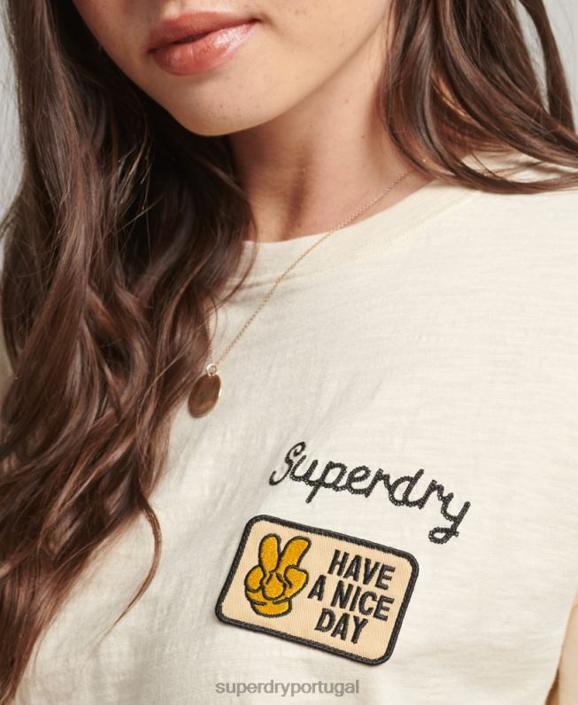 Camiseta com patch de logo dos anos 90 mulheres creme roupas Superdry 2208H6230