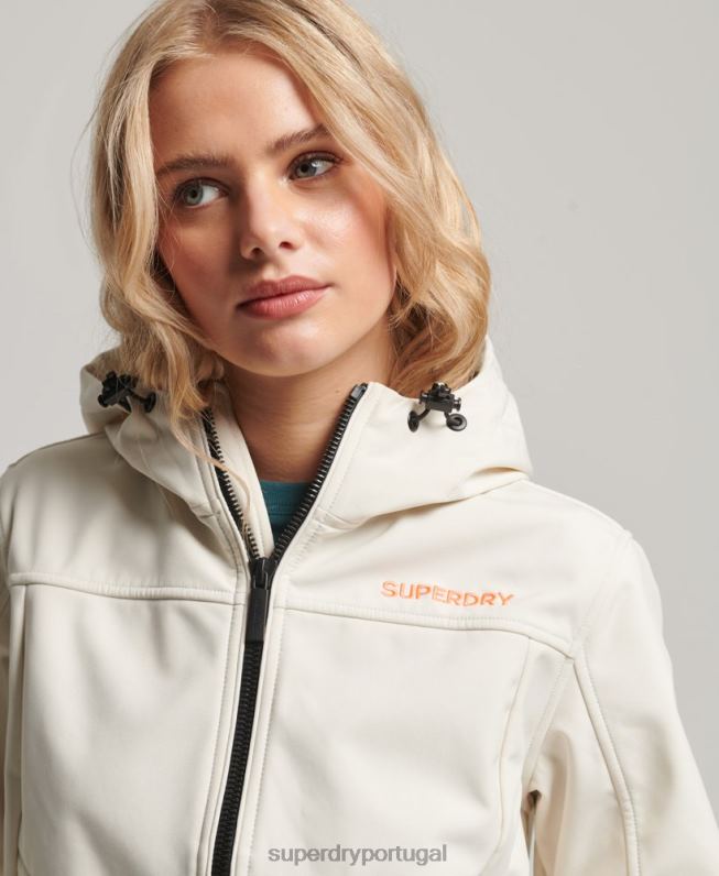 jaqueta softshell com capuz code trekker mulheres creme roupas Superdry 2208H3515
