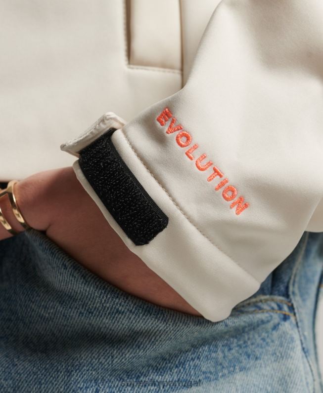 jaqueta softshell com capuz code trekker mulheres creme roupas Superdry 2208H3515